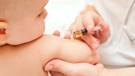 Tiêm phòng đầy đủ. Trung tâm Kiểm soát và phòng bệnh Hoa Kỳ cho biết, cách tốt nhất để ngăn ngừa bệnh, đặc biệt với bệnh cúm chính là tiêm phòng. Dù việc tiêm vắc – xin thời gian gần đây có gặp nhiều tai tiếng và khiến bạn e ngại. Nhưng xét cho cùng, nếu bạn tìm được địa chỉ tin cậy và cho con đi tiêm phòng định kỳ thì chủng ngừa là phương pháp vô cùng kỳ diệu để tăng cường khả năng miễn dịch cho bé.
