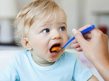 Có một chế độ ăn đảm bảo và cân bằng dinh dưỡng. Ăn nhiều rau và hoa quả giúp tăng cường hệ miễn dịch của trẻ. Những đứa trẻ khỏe mạnh thường ăn nhiều thực phẩm chứa vitamin C (súp lơ, dâu tây, nước cam) và vitamin D (cá thu, sữa công thức và ngũ cốc). Ăn sữa chua sẽ cung cấp men vi sinh tự nhiên, cũng giúp bé tăng cường hệ miễn dịch.