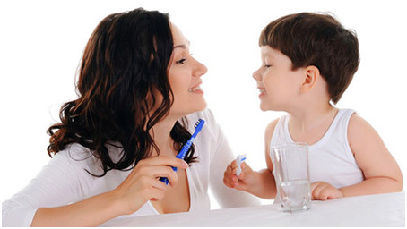 Dạy con thói quen đánh răng. Bố mẹ nên đánh răng cho bé khoảng 2 phút mỗi tối cho tới khi bé được 5-8 tuổi. Bạn phải giám sát việc đánh răng của bé tới khi bé 10 tuổi. Trẻ thường thích tự đánh răng một mình vì thế hãy để bé đánh răng sau khi bố mẹ đánh răng xong.