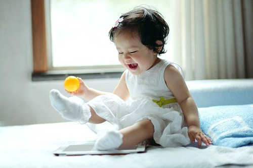 Hạn chế việc sử dụng các hóa chất có hại cho trẻ. Rất nhiều sản phẩm dùng cho trẻ, từ kem chống nắng, xịt chống côn trùng đến dầu gội, sữa tắm, kem đánh răng đều có chứa các chất hóa học độc hại. Bố mẹ có thể tránh tác hại của chúng đến trẻ bằng cách sử dụng các biện pháp thay thế có nguồn gốc tự nhiên.