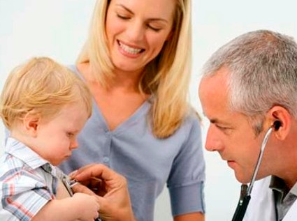 Thực hiện khám sức khỏe định kỳ cho trẻ: Qua đợt khám sức khỏe định kỳ, trẻ sẽ được đánh giá tổng quát về thể lực cũng như sự tăng trưởng của cơ thể như kiểm tra về chiều cao, cân nặng, thị lực, thính giác, tâm thần, vận động, thăm khám các bệnh về tiêu hóa, hô hấp, về máu để trẻ có thể phát triển một cách toàn diện. Qua thăm khám, bác sĩ sẽ phát hiện sớm và điều trị kịp thời các vấn đề sức khỏe của trẻ.