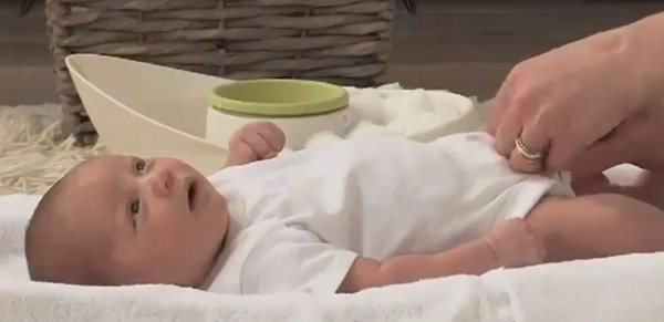 Dùng lại bỉm cũ. Con mới thay bỉm thì lại đến giờ đi tắm, tắm xong cho con mặc lại bỉm cũ; Bỉm vừa mới thay nhưng lỡ dính ít phân, nhanh tay gạt đi để con mặc tiếp cho…tiết kiệm. Đây là thói quen của rất nhiều chị em. Nhiều mẹ cũng thừa nhận, vì thấy bỉm còn quá mới, quá sạch nên thường cho con mặc một lúc buổi trưa đi ngủ, sau cởi ra, buổi đêm hay khi nào cần thì đóng lại bỉm cũ.