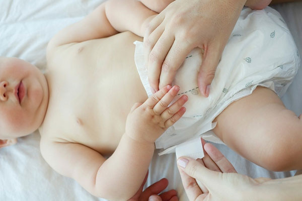 Mặc bỉm sai kích cỡ. Trên bao bì của mỗi bịch bỉm, nhà sản xuất đã ghi rõ size bỉm tương ứng với mức cân nặng của trẻ. Tất cả các mẹ đều biết điều này, thế nhưng có mẹ lại suy nghĩ cho con mặc bỉm size lớn hơn thì sẽ chứa được lượng nước tiểu nhiều hơn do đó thời hạn dùng của một chiếc bỉm được lâu hơn. Đây là cách tiết kiệm sai lầm vì khi mặc bỉm size lớn, bỉm sẽ không ôm khít được háng bé khiến cho nước tiểu có thể tràn ra ngoài.