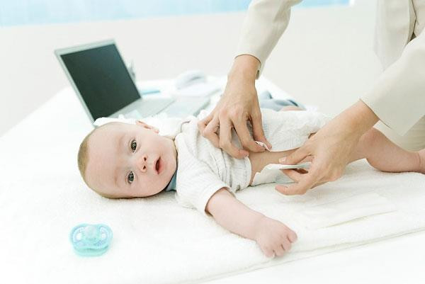 Để bỉm đầy tràn mới thay. Trên lý thuyết, một miếng bỉm nếu chỉ chứa nước tiểu thì có thể mặc được trong nhiều nhất 4 tiếng và nếu bé ị thì cần phải thay ngay lập tức. Tuy nhiên, vì quá bận rộn hoặc tâm lý tiết kiệm nên nhiều mẹ để đến khi bỉm của con đầy quá tràn nước tiểu mới chịu thay. Việc làm này gây khó chịu cho bé vì phải mang bỉm nặng, và khi bỉm đã tràn thì việc mặc bỉm cũng chẳng còn ý nghĩa gì nữa.