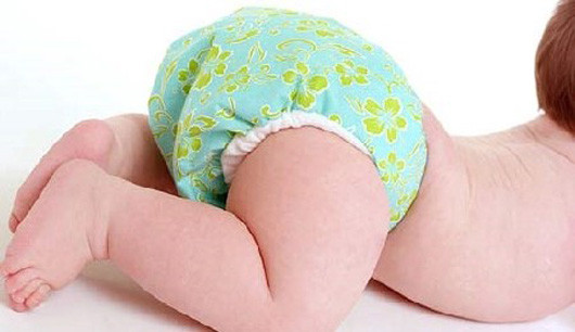 Tuy nhiên, mẹ cần nhớ, một khi bỉm đã được mặc, dù bé tè nhiều hay ít, dù có dính phân chỉ chút xíu thôi cũng đã tạo điều kiện cho rất nhiều vi khuẩn xâm nhập. Nếu cho con mặc lại, bé sẽ cảm thấy vô cùng khó chịu, ngứa ngáy, nguy cơ hăm tã cũng rất cao.
