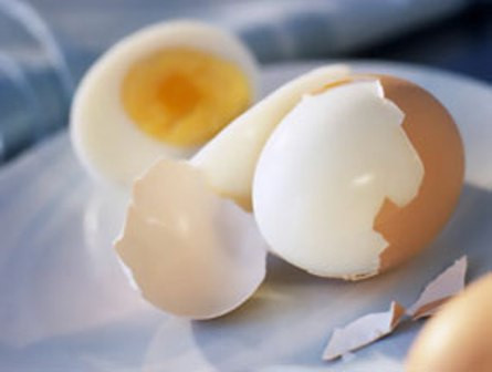 Trứng gà. Trứng gà có tính mát, vị ngọt, dùng bổ thận, trị mất ngủ. Trong lòng trắng trứng có nhiều albumin, tỷ lệ acid amin methiomin khá cao giúp cho gan không tích mỡ. Lòng đỏ trứng chứa nhiều vitamin B1, B2, PP, A, D. Vì vậy, đây là món ăn thích hợp để chống lại cơn đói và giảm cân vào ban đêm.
