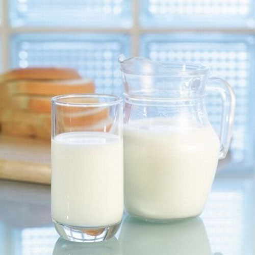Sữa không đường. Ít calo và chất béo, sữa cũng chứa tryptophan, một axit amin sẽ giúp bạn dễ dàng đi vào giấc ngủ sâu. Axit amin này còn có tác động tăng cường khả năng sản sinh serotonin của cơ thể để giúp bạn cảm thấy buồn ngủ. Đồng thời, canxi và vitamin D trong sữa cũng rất tốt cho xương của bạn. Bạn nên uống một cốc sữa tươi ấm trước khi đi ngủ, vừa giúp bạn dễ ngủ hơn vừa giảm cân. Hoặc bạn cũng có thể sử dụng sữa đậu nành…