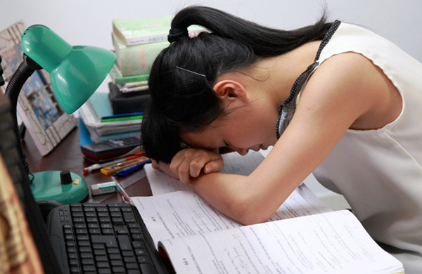 Nhiều bệnh nhân lại mất ngủ thường xuyên; đau đầu, đau tức ngực; cảm giác đè nặng ở ngực; khó thở; đau vùng thượng vị; học tập mất tập trung, trí nhớ giảm sút, chán nản, bi quan, ám ảnh tội lỗi hoặc cảm giác vô dụng của bản thân, xa lánh, tránh tiếp xúc với mọi người xung quanh...