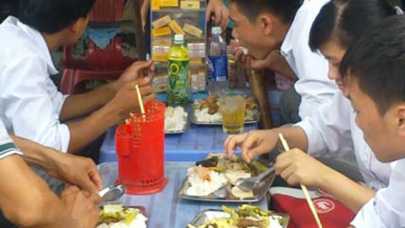 Các bệnh lây qua đường tiêu hóa: Gồm nhiễm trùng, nhiễm độc thức ăn, hội chứng lỵ, thương hàn... Những bệnh truyền nhiễm này dễ gặp ở những thí sinh phải ăn “cơm bụi”, đồ ăn nhanh ở những hiệu không bảo đảm vệ sinh. Khi mắc bệnh, chắc chắn các em sẽ bị ảnh hưởng đến chất lượng học tập, phải bỏ thi, thậm chí có thể nguy hiểm đến tính mạng, nhất là những trường hợp bị bệnh nặng.