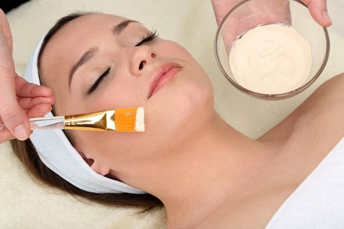 Tẩy tế bào chết. Có nhiều nguyên nhân gây mụn trứng cá, lỗ chân lông bị tắc nghẽn là một trong những nguyên nhân đó. Bạn có thể sử dụng đá mài, hỗn hợp đường đen với dầu oliu để tẩy da chết, ngăn ngừa mụn.