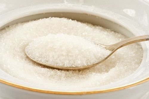 Tránh ăn nhiều đường. Đã từng có nhiều tranh cãi chế độ ăn ngọt hoặc ăn nhiều đường sẽ gây mụn. Chế độ ăn nhiều đường có thể gây đột biến insulin và các hormone khác, yếu tố gây nên sự phát triển mụn trứng cá. Bạn không cần phải kiêng hoàn toàn và chỉ cần hạn chế chế độ ăn nhiều đường.