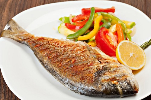 Thay đổi chế độ ăn uống của bạn. Axit béo Omega-3 có trong một số loại hạt và cá đã được chứng minh là có tác dụng giảm viêm, mụn. Ăn những thực phẩm này không chỉ cải thiện làn da, chống mụn mà còn tăng cường sức khỏe tim và não.