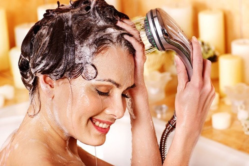Cẩn thận với sản phẩm chăm sóc tóc và sữa tắm. Tất cả các loại dầu gội đầu, xà phòng, thuốc xịt tóc và một số sản phẩm khác có thể chứa chất kích ứng gây mụn trứng cá.
