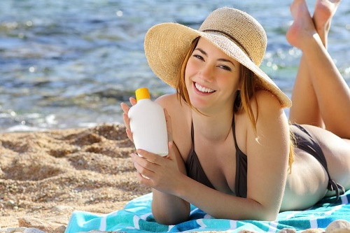 Dùng kem chống nắng. Một số người lo lắng rằng các hóa chất trong kem chống nắng sẽ làm trầm trọng thêm mụn trứng cá, nhưng sự thật là tia UV gây hại từ ánh nắng mặt trời mới là nguyên nhân chính vủa tình trạng viêm và mụn. Bạn chỉ cần chọn các loại kem chống nắng có không chứa oxit kẽm hoặc oxit titan để bảo vệ da khỏi trứng cá và tác nhân gây ung thư da.