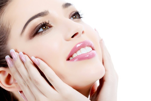 Không chạm tay vào vùng bị mụn, bạn có thể khó kiểm soát hành động này nhưng bạn buộc phải hạn chế nó. Những ngón tay của bạn chứa vô số vi khuẩn có thể gây ra nhiều mụn trứng cá cũng như khiến mụn phát triển mạnh hơn.