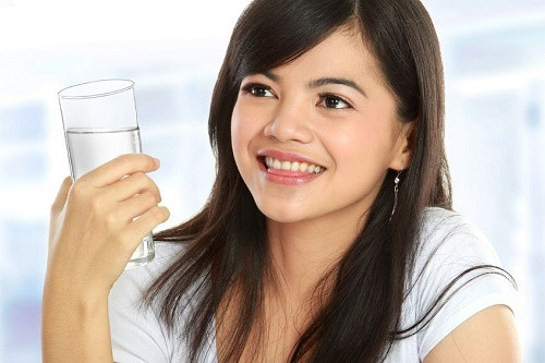 Uống thêm nước, nghiên cứu cho thấy rằng uống thêm 2 ly nước mỗi ngày giúp tăng đáng kể lưu lượng máu đến da, thải các chất độc, cải thiện chức năng tự làm lành của da.
