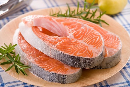 Xương cá hồi. Cá hồi đóng hộp được làm mềm xương, giúp món này dễ tiêu hóa và cung cấp canxi cho cơ thể. Một phần ăn (khoảng 85g) cá hồi hồng cả xương, cung cấp khoảng 180mg canxi, bằng 2/3 lượng canxi trong một cốc sữa. Đầu tiên là nghiền nhuyễn cá hồi, cả xương. Sau đó dùng cá hồi làm chả hay thêm vào món thịt hầm, thay cho cá ngừ. Món ăn này chỉ nên dùng cho trẻ lớn.