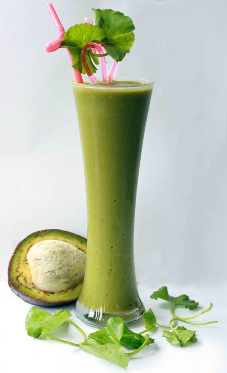 Trước hết, đừng nên bỏ qua những thực phẩm giữ nước, có tính mát và nhiều vitamin C như: nước ép cam, ổi, cà chua, kiwi, bưởi... Ngoài ra, để trẻ không bị khô da và thiếu nước, tránh được táo bón, người nhà cũng cần bổ sung vitamin A từ các loại quả, củ như đu đủ, cà rốt, khoai lang, bí đỏ, bắp vàng...