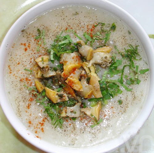Thực phẩm giúp ngăn mồ hôi trộm: Ở trẻ nhỏ, hệ thần kinh thực vật chưa ổn định, đang trong giai đoạn phát triển và hoàn thiện. Vì vậy, trẻ rất hay bị ra mồ hôi (thường gọi là mồ hôi trộm), nhất là khi ngủ. Cũng vì thế, trẻ rất dễ bị viêm nhiễm đường hô hấp. Để trị mồ hôi trộm, trẻ cần ăn các món như cháo trai, cháo sò - hến, canh cá quả, canh rau ngót, chè đậu xanh, đậu đen…