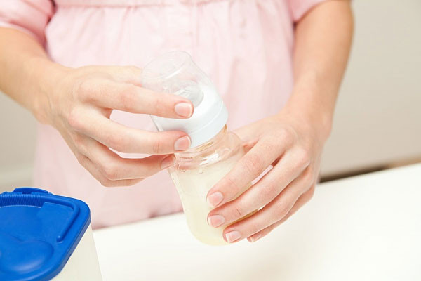 Pha sữa với nước quá nóng hoặc quá nguội: Một số chất dinh dưỡng như lysin, acid folic, các vitamin nhóm B, … dễ bị hư hỏng, mất tác dụng ở nhiệt độ cao. Vì vậy, nếu bạn pha sữa nóng hơn nhiệt độ đã hướng dẫn thì sẽ mất chất. Pha sữa với nước nguội thì sữa sẽ không tan hết, sau khi trẻ bú sẽ thấy các cục sữa nhỏ đóng đầy trên thành bình mà không vào hết cho trẻ.