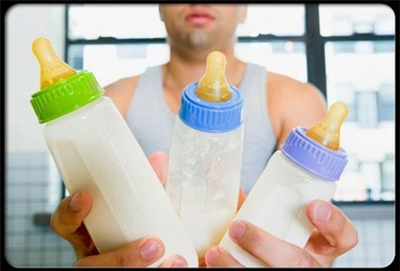Pha sữa khi chưa tiệt trùng bình: Trước khi pha sữa, điều quan trọng là phải tiệt trùng bình sữa để loại bỏ vi khuẩn gây hại. Cách tiệt trùng phổ biến nhất là đun bình sữa trong nước sôi khoảng 5 phút (đối với bình sữa mới, dùng lần đầu). Những lần sau, bạn chỉ cần cọ rửa bình với nước ấm và dung dịch cọ rửa bình sữa là được.