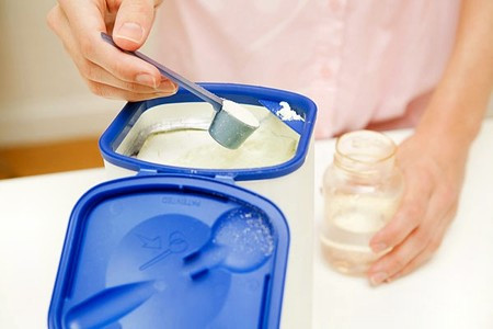 Không rửa tay trước khi pha sữa cho trẻ. Phần lớn mọi người không có thói quen rửa tay xà phòng trước khi pha sữa cho bé, như thế rất không nên. Vì tay người lớn có rất nhiều vi trùng có hại, nếu không được rửa, tay cầm muỗn sữa sẽ làm sữa nhiễm bẩn, mau hỏng, trẻ dễ bị tiêu chảy.