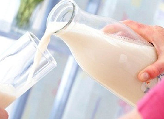 Pha sẵn một bình đầy sữa để cho trẻ uống dần trong đêm: Cách này thì rất thuận tiện cho mẹ và cho… vi trùng, vì vậy sẽ không tốt cho con. Khi trẻ ngậm núm vú, nước miếng sẽ lưu lại trên núm và có thể vào trong bình sữa, vì vậy sữa sẽ bị ôi thiu nhanh hơn là khi núm vú đã tiệt trùng chưa được ngậm.