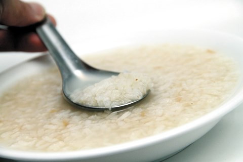 Cháo chạch: Cá chạch đồng 100g, gạo 50g, dầu thực vật, bột ngọt, gia vị vừa đủ. Cá chạch làm sạch, bỏ đầu, nội tạng, đuôi, đem hấp cách thủy cho chín, gỡ lấy thịt, ướp bột gia vị, xào bằng dầu thực vật. Xương chạch giã nhỏ lọc lấy 200ml nước ngọt. Gạo xay thành bột cho vào nước lọc, xương chạch quấy đều đun trên lửa nhỏ. Khi cháo chín cho thịt chạch và gia vị vào đảo đều. Cháo sôi lại là được. Ăn một lần trong ngày lúc đói, cần ăn liền 3 ngày.