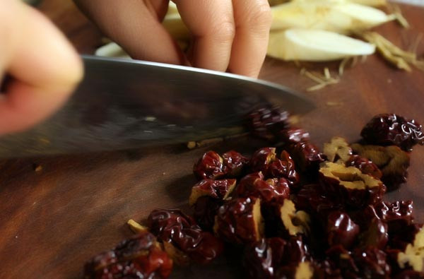 Nước mộc nhĩ: Mộc nhĩ 20g, táo tàu 5 quả. Mộc nhĩ rửa sạch cùng táo tàu cho vào nồi thêm 300ml nước đun sôi kỹ chắt lấy 150ml, chia 3 lần uống trong ngày. Cần uống liền 5 ngày.