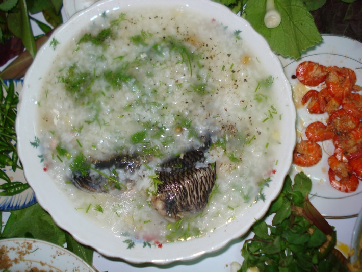 Cháo cá quả: Cá quả một con (200g), gạo 50g, ngũ vị 2g, gia vị vừa đủ. Cá quả làm sạch, bỏ nội tạng, đem hấp cách thủy, gỡ lấy thịt nạc, ướp bột gia vị. Xương cá giã nhỏ lọc lấy 200ml nước ngọt. Gạo, ngũ vị xay thành bột mịn, cho vào nước lọc xương cá quấy đều đun trên lửa nhỏ, khi cháo chín, cho gia vị, thịt cá vào quấy đều, cháo sôi lại là được. Ăn ngày một lần lúc đói, cần ăn liền 3 - 5 ngày.