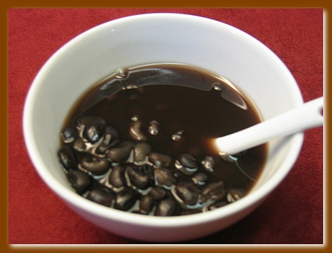 Nước đậu (đỗ) đen: Đậu đen 50g, đem rang chín rồi thêm 300ml nước ninh với 15g long nhãn, 5 quả táo tàu. Đun nhỏ lửa đến khi còn 200ml thì gạn lấy nước, uống làm 4 lần trong ngày, uống liên tục trong 3 ngày.