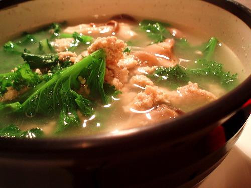 Canh lá dâu: Lá dâu non 50g, thịt lợn nạc 100g, bột ngọt, gia vị vừa đủ. Lá dâu non rửa sạch thái nhỏ, thịt lợn nạc băm nhỏ ướp bột gia vị, xào chín, thêm 200ml nước đun sôi, cho lá dâu đảo đều, canh sôi lại cho bột ngọt là được. Ăn ngày một lần với cơm, ăn liền 5 ngày.