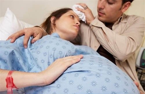 Chườm nóng hoặc lạnh: Khi bị đau đầu do viêm xoang, chị em nên đặt một túi chườm ấm ấm quanh mắt và mũi. Chườm lạnh ở cổ sẽ rất hiệu quả đối với những trường hợp đau đầu do căng thẳng, stress… Chị em có thể cho túi chườm vào lò vi sóng hoặc tủ lạnh trước khi sử dụng để làm ấm và làm mát.