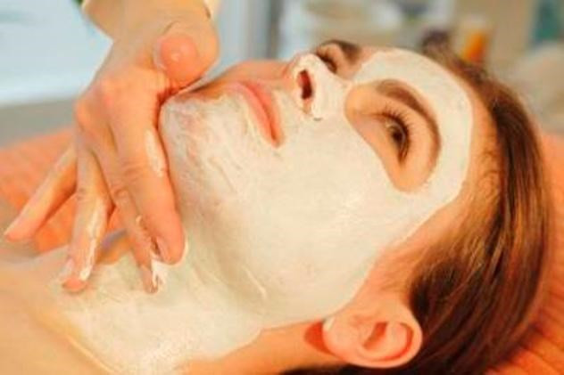 Yến mạch. Yến mạch không chỉ tốt cho sức khỏe mà còn giúp loại bỏ vùng da sẫm màu cho cổ. Ngoài ra, yến mạch còn được dùng làm chất rửa mặt, làm mặt nạ cho da cổ khi kết hợp với một số nguyên liệu khác.
