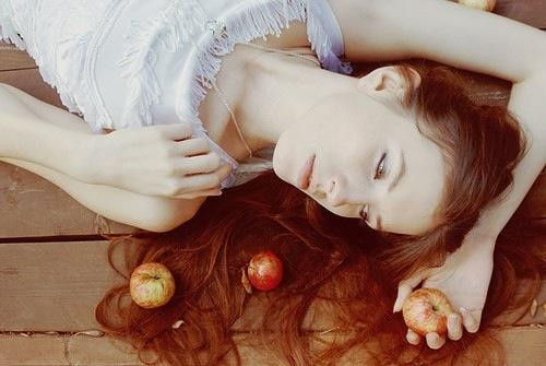Trị tàn nhang: Dùng dấm trắng trộn đều với bạch truật, ủ kín khoảng 1 tuần. Hàng ngày bôi một chút lên vùng da bị tàn nhang sau khi đã rửa sạch mặt. Áp dụng cách này một thời gian, bạn sẽ thấy những nốt tàn nhang kia biến mất.