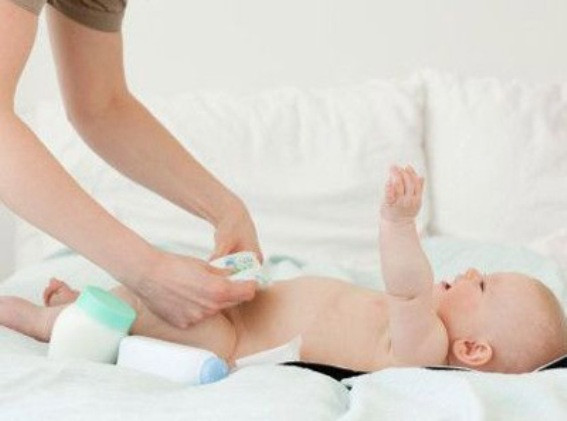 Liên tục theo dõi để đồng xu không bị rơi ra (vì bé hay cử động, đồng xu rất khó giữ đúng vị trí ở rốn). Cách này phải kiên trì một thời gian rốn mới hết lồi.