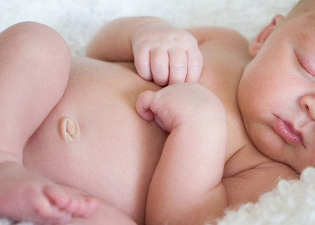 Sau vài tháng rốn sẽ nhỏ lại. Nếu thấy rốn vẫn to và phồng nhiều, hãy mang trẻ đến bệnh viện chuyên khoa để khám lại và được tư vấn.