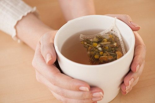 Gội đầu với nước trà. Dùng trà xanh để gội đầu sẽ làm cho mái tóc vừa sạch gàu lại vừa giúp tóc chắc khỏe. Mẹ có thể pha 50g trà với 1 lít nước sôi để âm ấm, sau khi gội đầu xong dùng nước trà gội lại một lần nữa.
