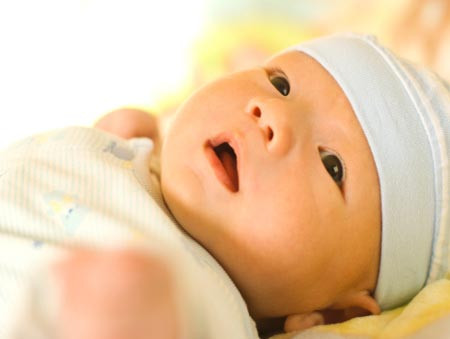 Nới lỏng quần áo. Khi mặc quần áo chật hoặc bị quấn tã, bỉm chật, thành bụng và dạ dày của trẻ sẽ bị chèn ép nên dễ dồn nén, đẩy thức ăn ngược lên. Bởi thế, bạn có con mặc càng thoáng càng tốt. Khi cho bé ăn/bú nên nới lỏng quần áo, nhất là khu vực quanh bụng.