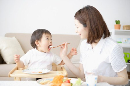 Không ép trẻ ăn nhiều làm cho trẻ ngại khi nhìn thấy thức ăn. Khi cho 1 loại thức ăn mới nên cho từ ít đến nhiều, từ lỏng đến đặc, chia làm nhiều bữa nhỏ trong ngày .