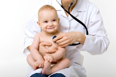 Nếu các biện pháp trên không có kết quả, cần cho bé đi khám để xác định bệnh lý trào ngược dạ dày thực quản. Trong trường hợp cần thiết, bác sĩ có thể cho bé uống thuốc để cải thiện.
