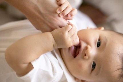 Massage lợi cho bé: Các mẹ vệ sinh 2 tay sạch sẽ rồi dùng 1 ngón tay nhẹ nhàng massage cho lợi của bé. Việc này sẽ giúp bé giảm đau đớn, mệt mỏi rất hiệu quả.