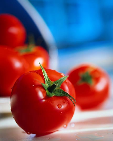 Cà chua. Đây là loại quả có công hiệu trừ nám tốt, vitamin C trong cà chua giúp hạn chế việc hình thành các sắc tố gây đen da, ăn cà chua giúp ngăn ngừa sự sự lão hóa da. Một cốc nước ép cà chua mỗi ngày pha thêm chút dầu gan cá sẽ khiến cho da của chị em trở nên sáng hồng, hoặc dùng cà chua đắp mặt nạ trong khoảng 15 đến 20 phút cũng có công hiệu trị nám hiệu quả.
