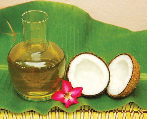 Mật ong + dầu dừa. Mật ong là nguyên liệu thiên nhiên quý được chị em tin dùng trong làm đẹp. Không chỉ nuôi dưỡng da từ sâu bên trong, mật ong còn giúp da tay, chân chống lại các vi khuẩn có hại do chất kháng khuẩn tự nhiên có trong mật ong. Đem trộn mật ong với dầu dừa thật nhuyễn, sau đó dùng thoa lên tay chân để dưỡng da tránh khỏi khô nẻ, bong tróc.