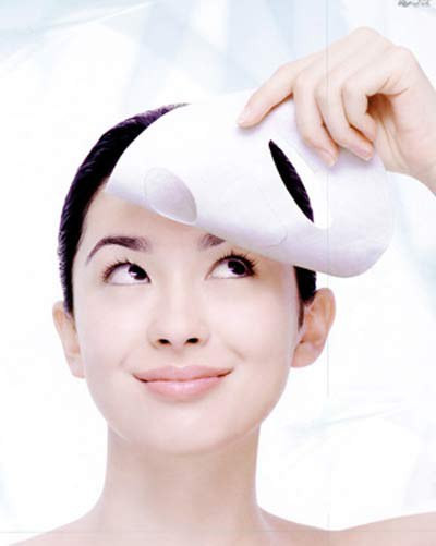 Sử dụng thường xuyên mặt nạ dạng lột. Mặt nạ dạng lột (hoặc dính) có hiệu quả nhanh chóng cho phần đông người sử dụng và họ thường ca ngợi nó. Tất nhiên, mặt nạ dạng này có tác dụng cải thiện da khá rõ ràng nhưng do lúc bóc mặt nạ thường gây đau rát, tổn thương cho da. Điều này làm cho lỗ chân lông chẳng những không se khít mà còn to hơn và dễ gây dị ứng da.