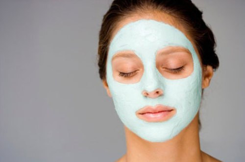 Đắp mặt nạ quá dày. Bạn nghĩ rằng đắp mặt nạ dày thì se có tác dụng nhiều hơn? điều này là sai lầm. Có thể với nhiều loại mặt nạ, khi đắp dày thì sẽ khiến cho bề mặt da tiếp xúc với dưỡng chất nhiều hơn, thúc đẩy lưu thông máu, làm cho dưỡng chất thẩm thấu sâu hơn vào tế bào da. Tuy nhiên, mặt nạ quá dày sẽ làm cho lỗ chân lông của bạn giãn ra to hơn mức bình thường rất nhiều để hấp thu dưỡng chất. Vì thế, đắp mặt nạ dày sẽ làm lỗ chân lông to ra, bụi bẩn vi khuẩn sẽ dễ đi sâu vào lớp biểu bì da hơn.