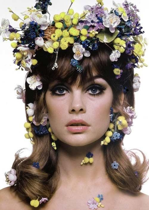 1960: Jean Shrimpton. 10 năm sau thời kỳ của Marilyn Monroe, người ta ưa thích những gì mạnh mẽ, sôi nổi và ấn tượng hơn. Và vẻ đẹp của mỹ nhân Jean Shrimpton chính là minh chứng cho điều này. Khuôn mặt có phần góc cạnh, đôi mắt to được điểm tô bằng hàng mi giả dày và dài cùng khuôn mặt được trang điểm tông nhạt..., Jean Shrimpton là nữ hoàng ảnh bìa của thập niên 60.