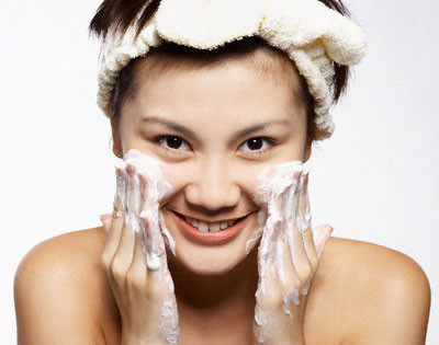 “Kỳ cọ” quá kỹ. Nhiều bạn gái cho rằng để làm sạch sâu da mặt, cần phải rửa mặt thật kỹ bằng cách “kỳ cọ” chúng một cách cẩn thận. Thậm chí, không ít phái đẹp còn dùng khăn rửa mặt ướt lau rất mạnh lên da. Thói quen xấu này sẽ khiến da bị kích thích, đỏ lên hoặc tổn thương. Da mặt vốn khá nhạy cảm và “mỏng manh” vì thế khi rửa mặt bạn phải nhẹ nhàng, nâng niu để đạt được hiệu quả tốt nhất.