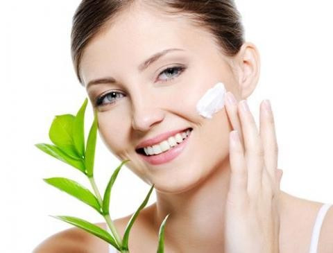 Không bôi kem dưỡng ẩm sau khi rửa mặt. Sau khi rửa mặt, da cần thời gian đề phục hồi độ cân bằng nhất định. Việc bôi kem dưỡng ẩm ngay sau khi rửa mặt sẽ làm cho ra mất cân bằng. Nên để da mặt khô ráo sau khoảng 10 phút rồi mới thoa kem dưỡng.