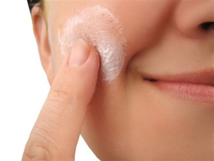Cho trực tiếp sữa lên da khô. Một sai lầm “chết người” khác của phái đẹp khi làm sạch da chính là cho trực tiếp sữa rửa mặt lên da khô, thoa đều rồi mới rửa lại bằng nước Trên thực tế, trong các loại kem, sữa rửa mặt đều có những hoá chất không nên sử dụng trực tiếp lên da mặt, nhất là khi da còn khô. Cách tốt nhất là bạn nên rửa sạch tay, làm ướt da mặt rồi lấy một lượng kem rửa vừa đủ ra tay, đánh bông rồi mới rửa mặt.